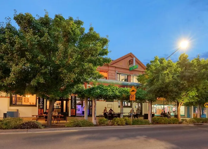 Cheap hotel: Broadway Hotel